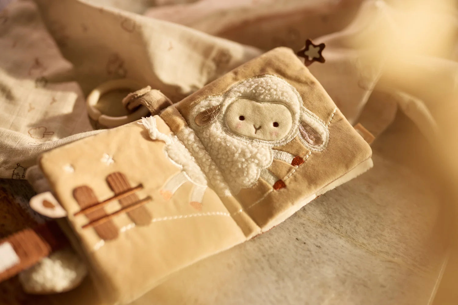 Jollein-Stoffbuch mit Aktivitäten Woolly